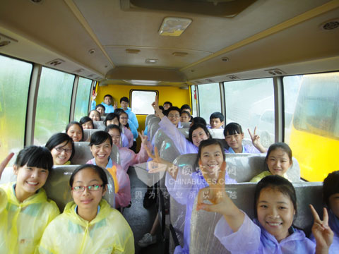 中小学生与金旅校车亲密接触