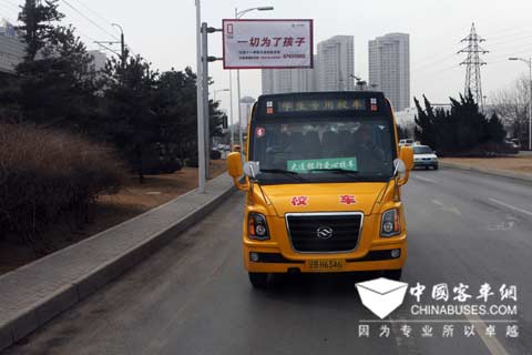 黄海校车护航学童安全