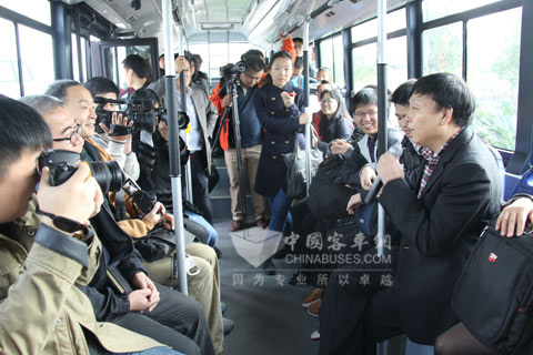 30多名媒体记者试乘快速充电青年电动客车