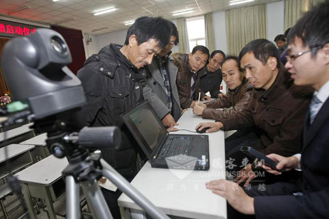 受捐学校代表操作计算机