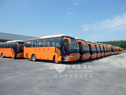 30辆整装待发的中通燃气客车