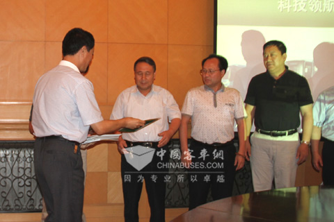 中通客车总经理孙庆民向与会客户代表赠送了中通燃气客车绿皮书