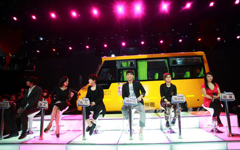 明星与海格校车一同亮相