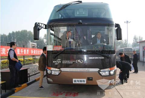 大赛指定用车大金龙XMQ6129Y5吸引了裁判和选手的关注