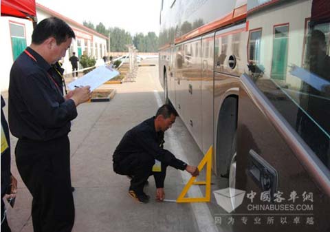 专业裁判态度严谨确保比赛的公正性