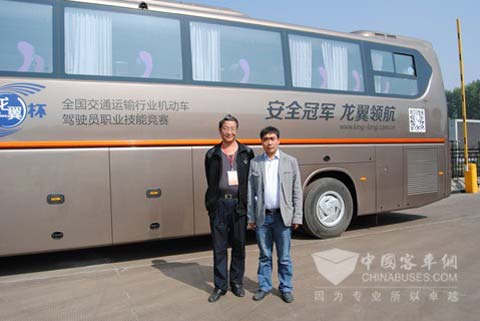 山西省选拔赛总裁判阳泉市道路运输管理处总工王学忠(左)