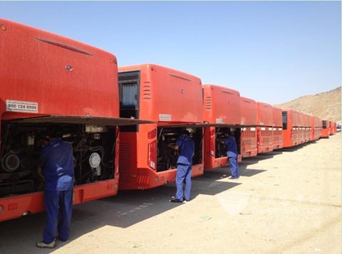 大金龙海外服务工程师在朝觐前夕对每一辆进行认真检查