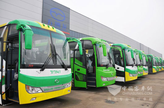 等待发车的五洲龙豪华旅游大巴