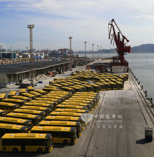 出口校车装船起航