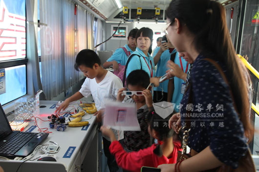 宇通科学巴士让科普知识不再遥远