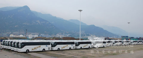 安凯客车正在从连云港港口码头装船发往沙特