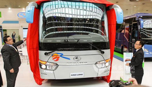 领导与嘉宾为新车揭幕