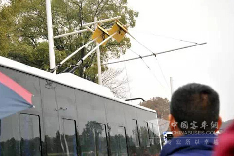 纯电动在线充公交车使用架空线网充电