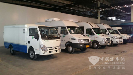 3款依维柯纯电客车和1款跃进纯电动环卫运输车