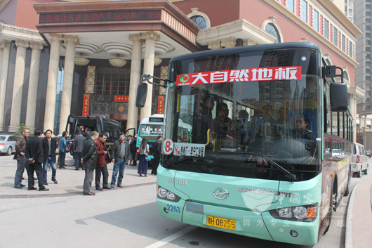 海格插电式公交在荆门