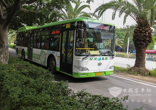 厦门公交最新投入运营中的插电式气电混合客车