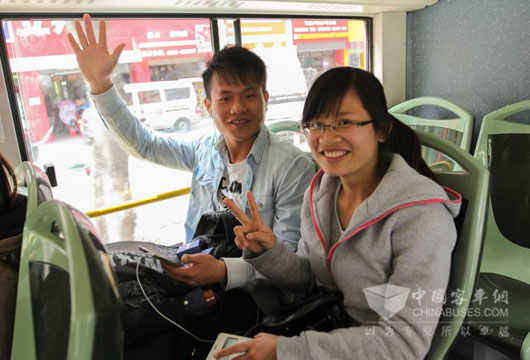 坐插电式气电混合公车耳机听歌更享受