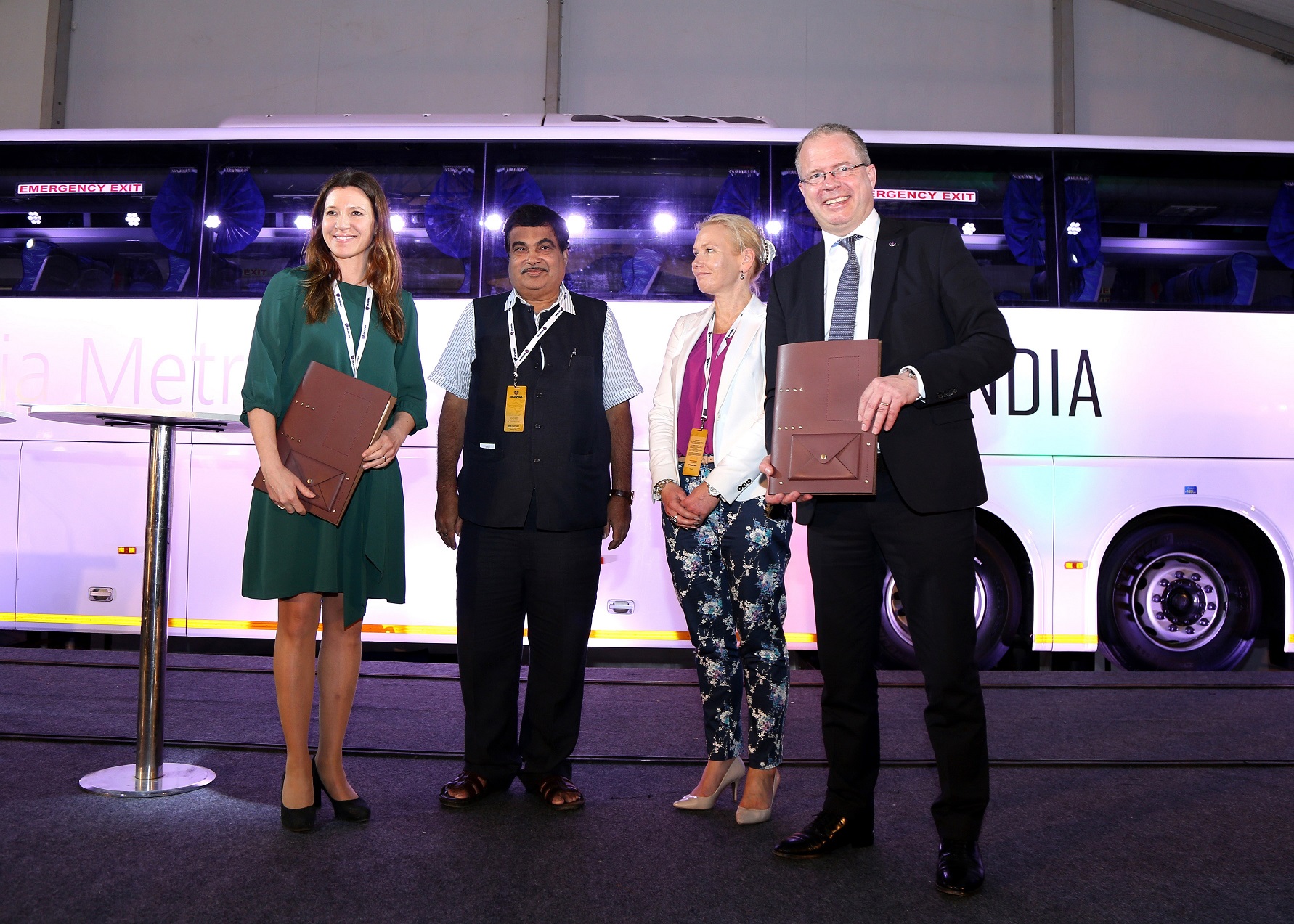 在瑞典基础设施部部长Anna Johansson和Shri的见证下，瑞典国际基金会首席执行官Anna Ryott与斯堪尼亚首席执行官Martin Lundstedt在斯堪尼亚印度客车工厂落成典礼上签署了协议-1