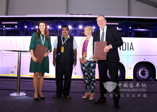 在瑞典基础设施部部长Anna-Johansson和Shri的见证下，瑞典国际基金会首席执行官Anna-Ryott与斯堪尼亚首席执行官Martin-Lundstedt在斯堪尼亚印度客车工厂落成典礼上签署了协议-1