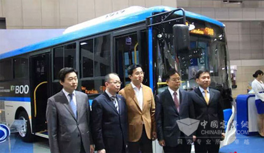 中国驻韩国大使馆周长亭参赞(右二)与申龙副总经理黎明先生(左二)及韩国经销商团队合影