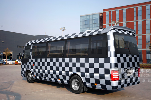 宇通高端商务车——ZK6710的谍照