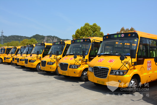 海格“长鼻子”校车在丽水