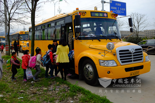 学童们列队上车