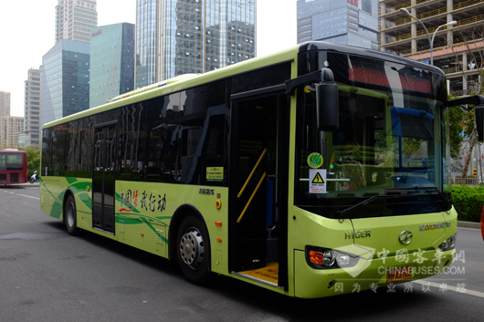 海格纯电动公交行驶在宁波