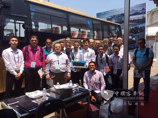 五洲龙与巴西代表团