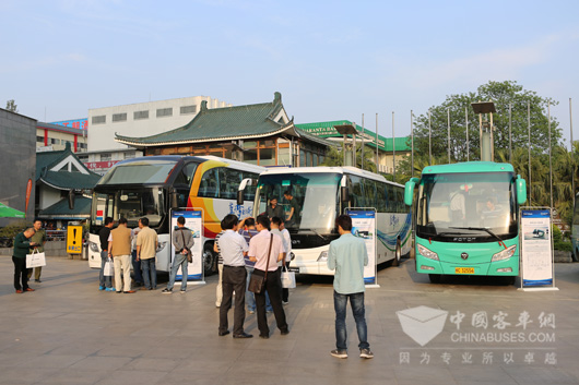 领导及嘉宾参观福田欧辉展车