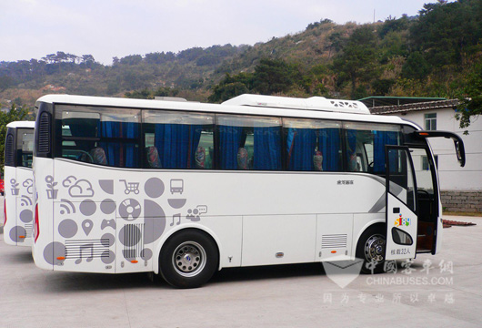 交付使用中的大金龙纯电动通勤车