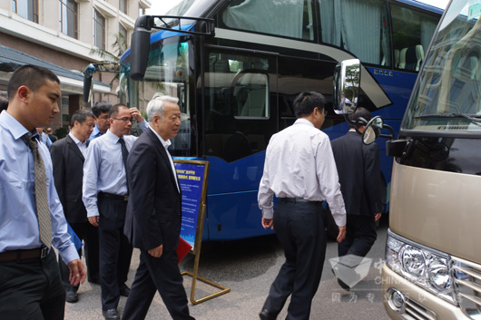 与会专家参观搭载“适百科”的金旅客车