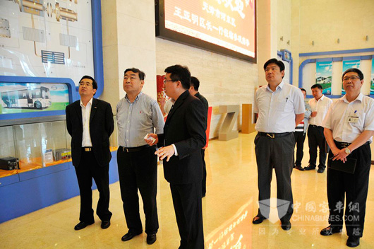 王亚明区长一行参观五洲龙研发大厅