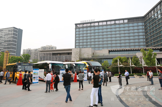 领导及嘉宾参观福田欧辉展车1