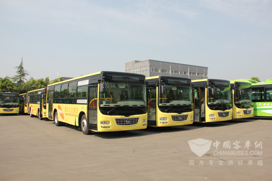 昌吉公交订购的前置纽曼天然气车在恒通工业园整装待发
