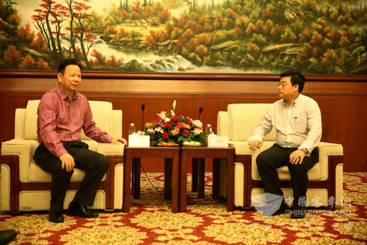 五洲龙汽车集团董事长张景新与长沙顺达新材公司董事长刘柏顺博士热烈交谈