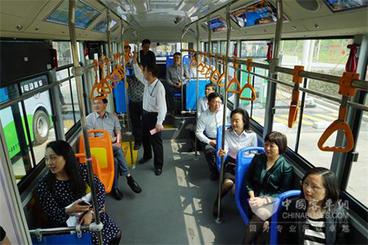 苏州市相关领导与乘客一起体验纯海格电动微公交