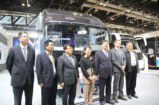 客车行业高级专家与福田欧辉客车领导在新品e客前合影