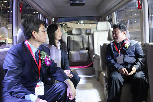 与会嘉宾登上T7体验