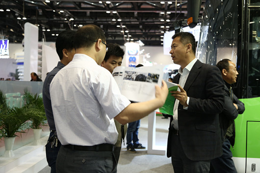 贾开潜副总经理向客户介绍中通纯电动客车情况