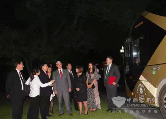 青年汽车集团董事局主席庞青年陪同迈克 • 彭斯参观青年“未来之星”