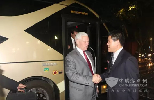 青年制造市场总监方俊向迈克州长介绍“未来之星”的性能