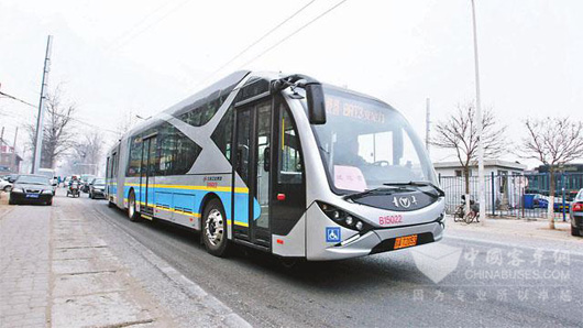 在北京公交线路上运营的青年JNP6183BEV