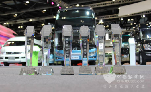 XMQ6119FYD4C斩获2015年度最佳公路客车奖