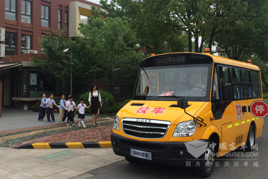 小龙驹接学童放学