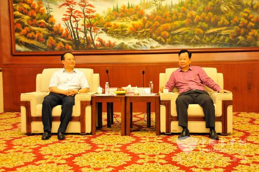 张景新董事长与王少玄市长饶有兴趣的交换意见
