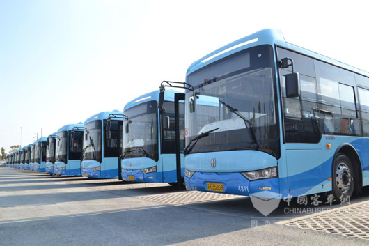 在扬州运营的亚星混合动力客车