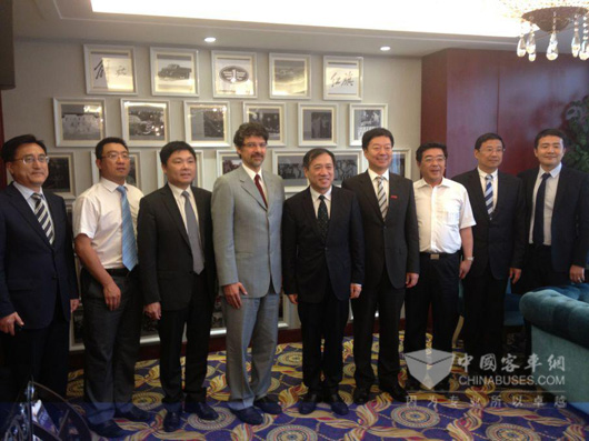 吉林大学杨振斌书记、金龙汽车集团廉小强董事长等会见合影