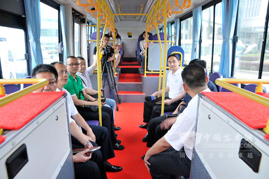 一同体验五洲龙新能源客车智能运行状态