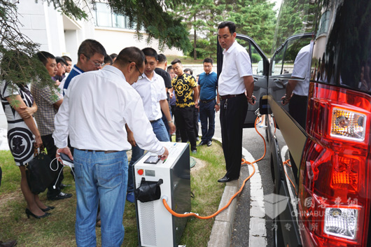 纯电动充电桩吸引了来宾的眼球